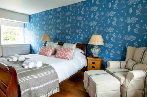 Master queen bedroom with roll top bath